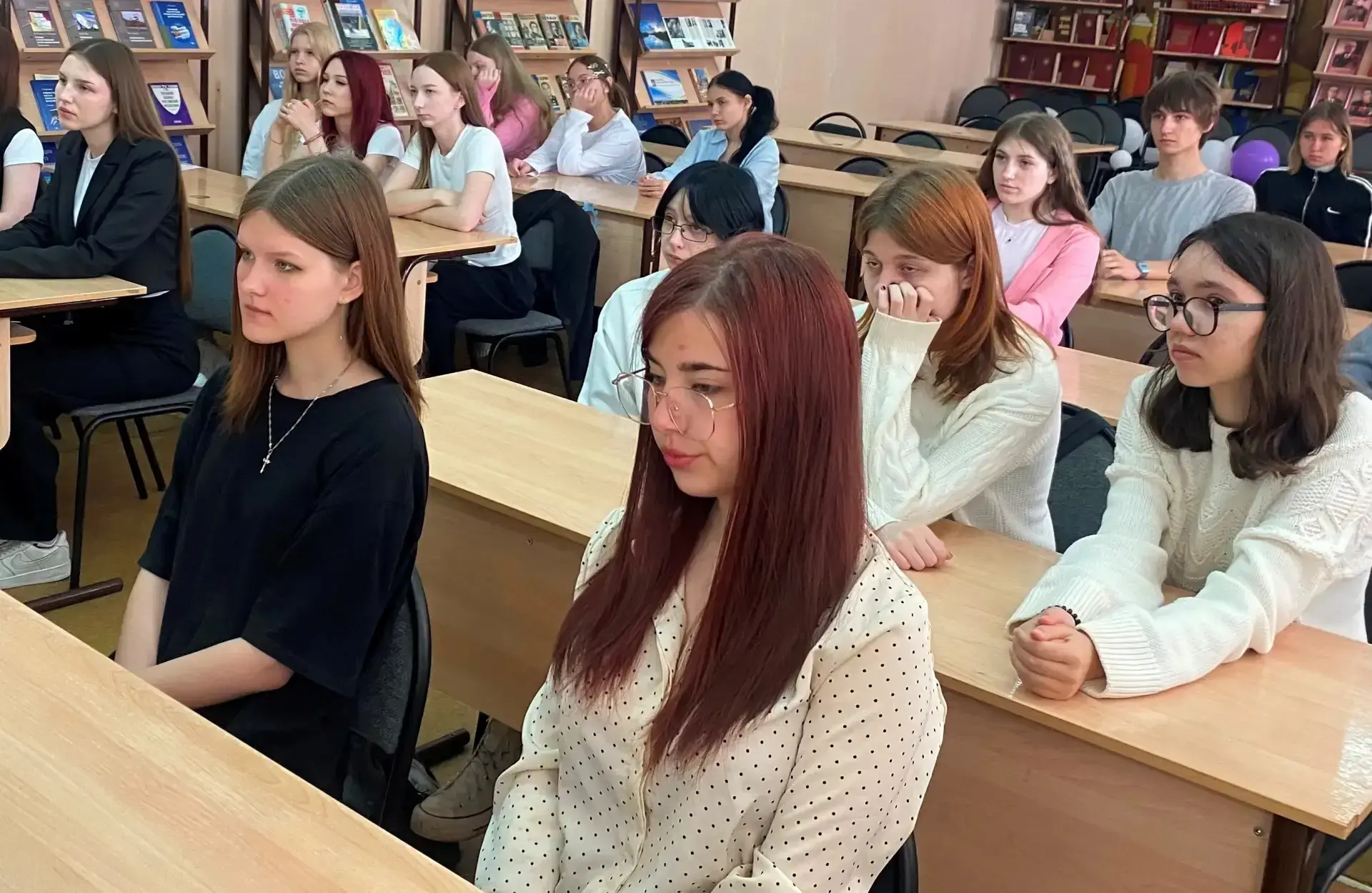 В библиотеке, к дню русского языка проведена  игра-викторина: «Путешествие с Пушкиным»,...