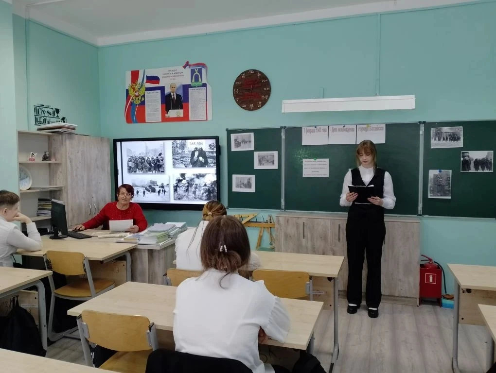 Педагог-библиотекарь школы, Деркач Валентина Григорьевна, провела урок памяти, посвящённый 83-й годо