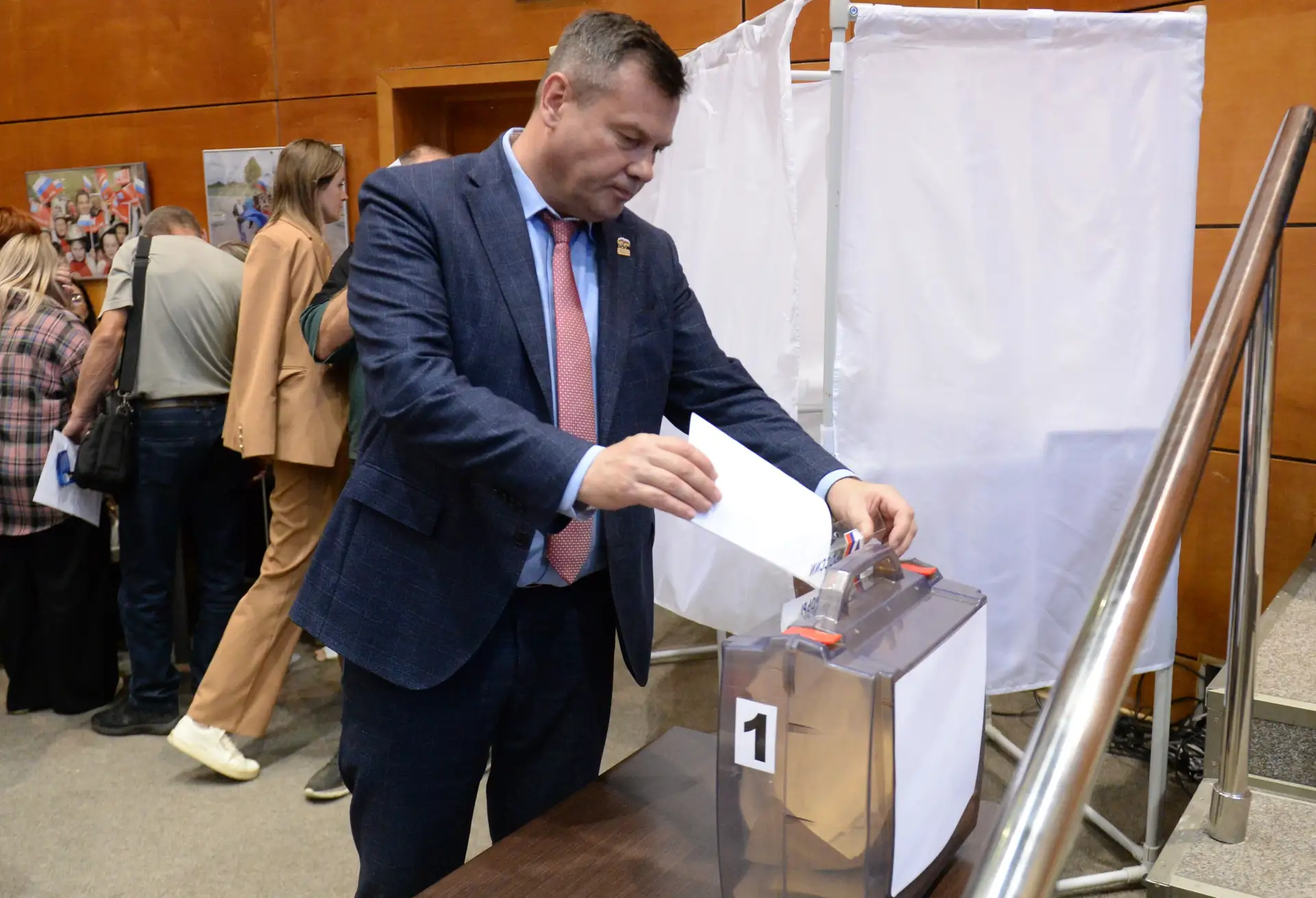 Вместе с коллегами провели второй этап конференции местного отделения партии «Единая Россия». Почетн