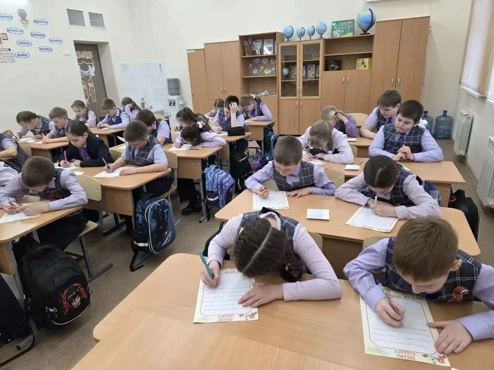 ✉🇷🇺Сегодня в 3"В" классе прошла акция «Письмо солдату», приуроченная к празднику 9 мая.  👫Учащиеся н