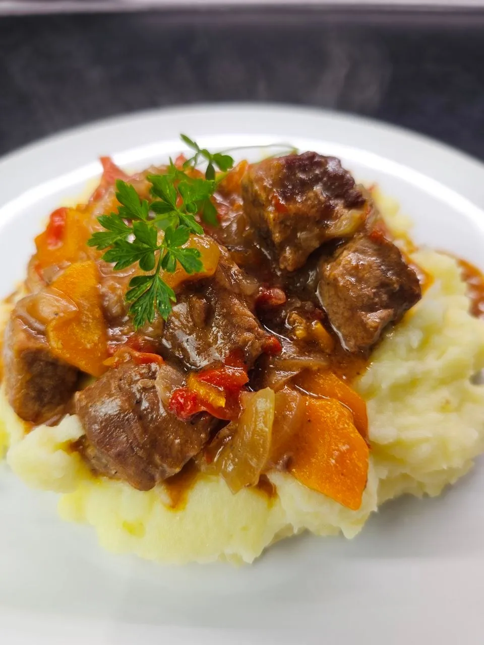 Говядина с овощами

Простое блюдо, но такое вкусное.

Что надо:
- говядина – 700-800 г
- лук – 1 шт
