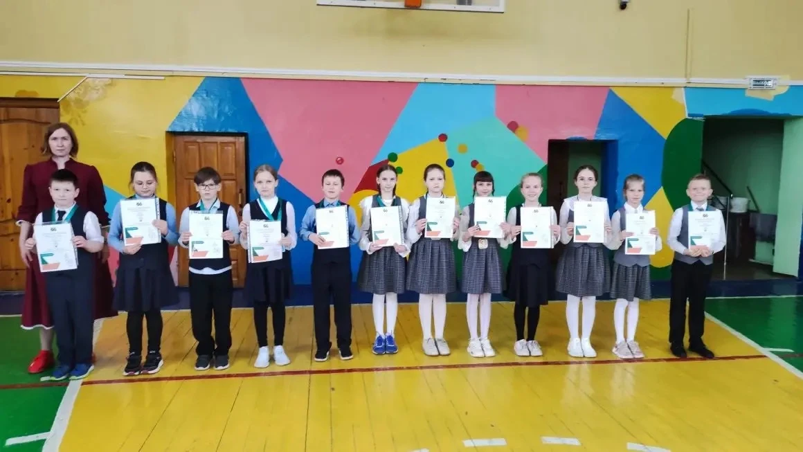 🎉 Сегодня в нашей школе прошли торжественные линейки, на которых были вручены грамоты и дипломы за у