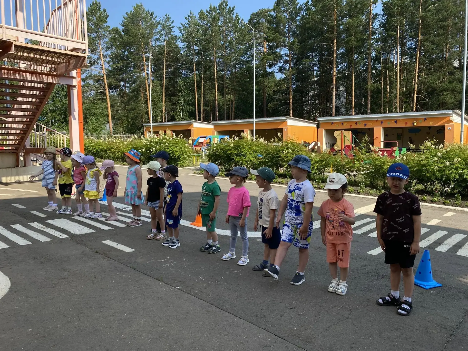 🚸 Безопасность в движении: День подвижных игр по ПДД!

Продолжаем нашу важную работу с детьми по из