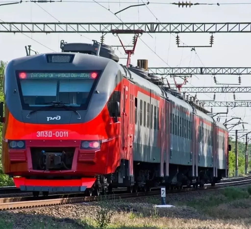 На Железнодорожном переезде между станциями Синявская и Морская произошло ДТП с участие...