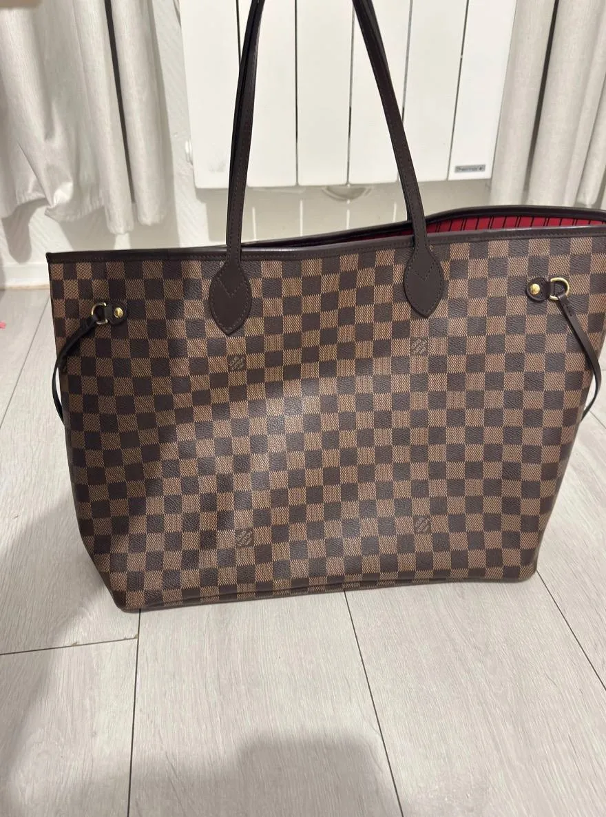 Сумочка LV Neverfull 🤎

Бренд: Louis Vuitton
Комплект: Пыльник 
Состояние: отличное, без следов нос