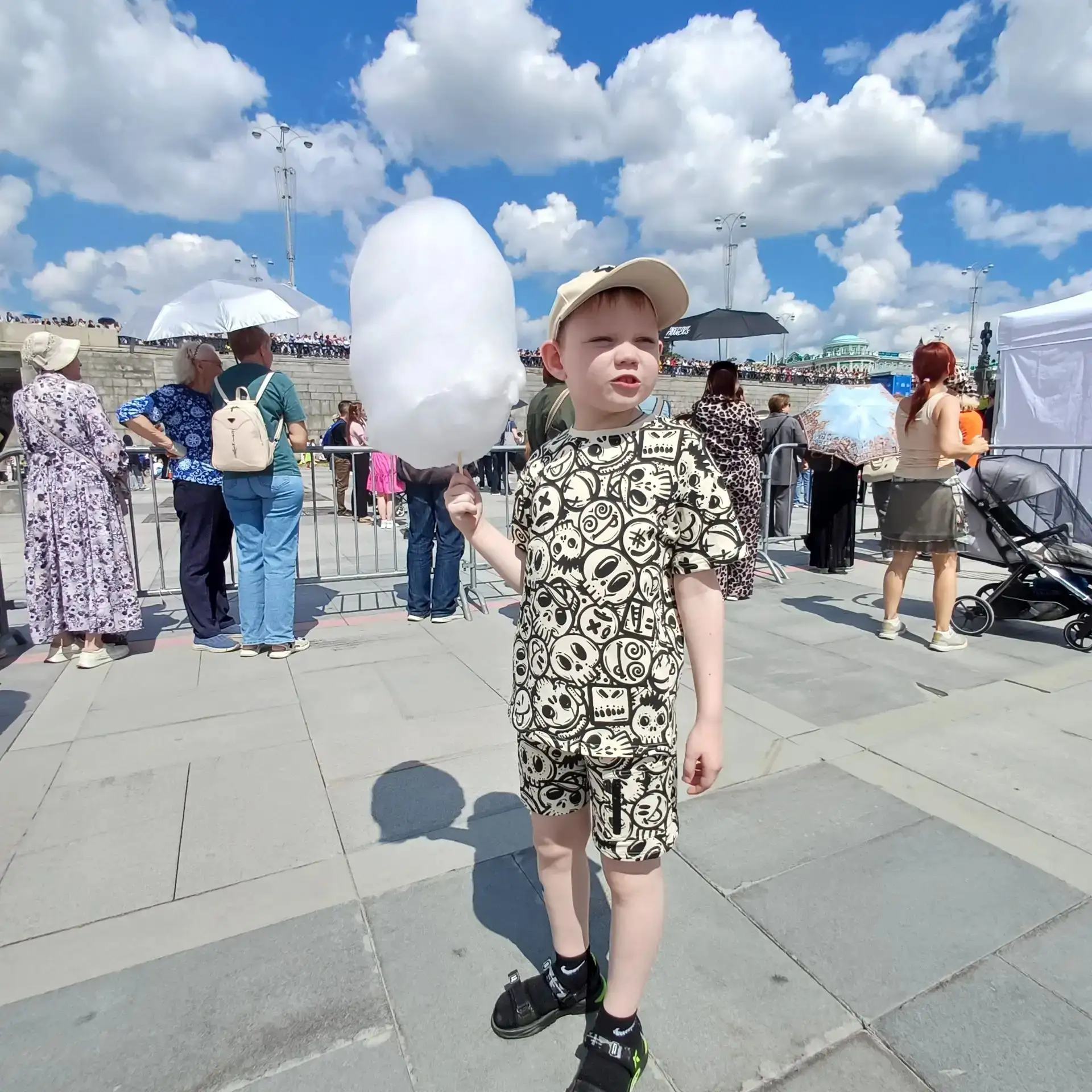 Глушнев Сергей. 12 июня день России. Город Екатеринбург плотинка.