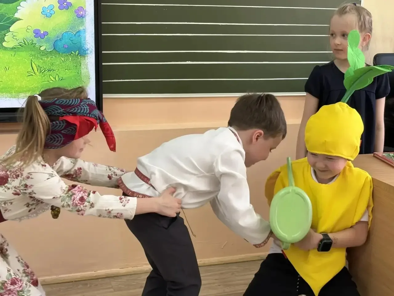 📍На днях ученики 1Б класса были в гостях у ребят из 1А. И не просто в гостях, а на премьере спектакл