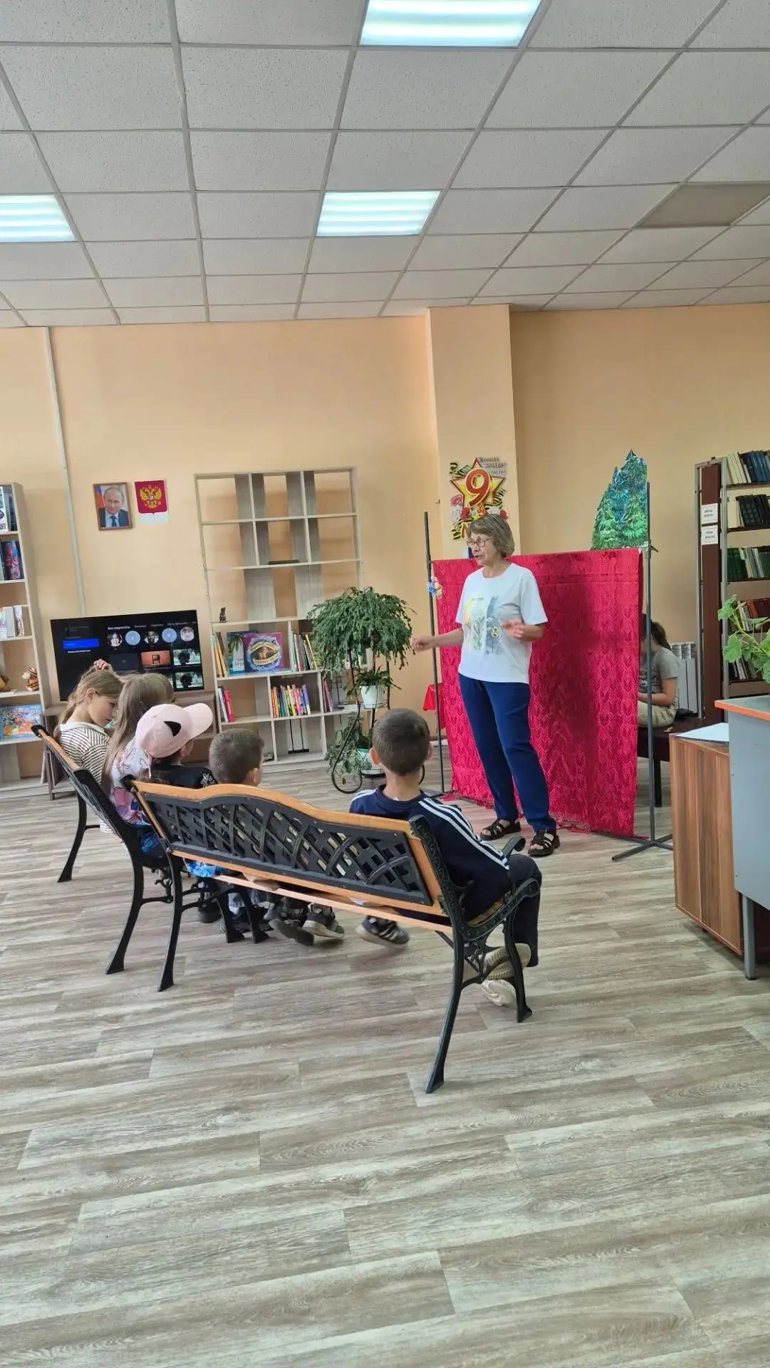 Сегодня воспитанники пришкольного лагеря "Салют" посетили библиотеку микрорайона Лесозавод-20. Библи