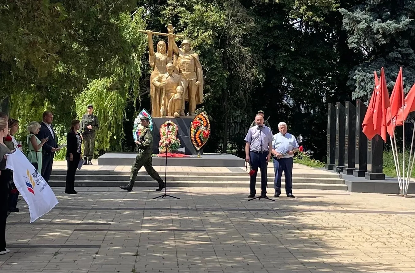 Педагоги и обучающиеся школы приняли участие в мероприятиях, посвящённых Дню Памяти и скорби. Взросл