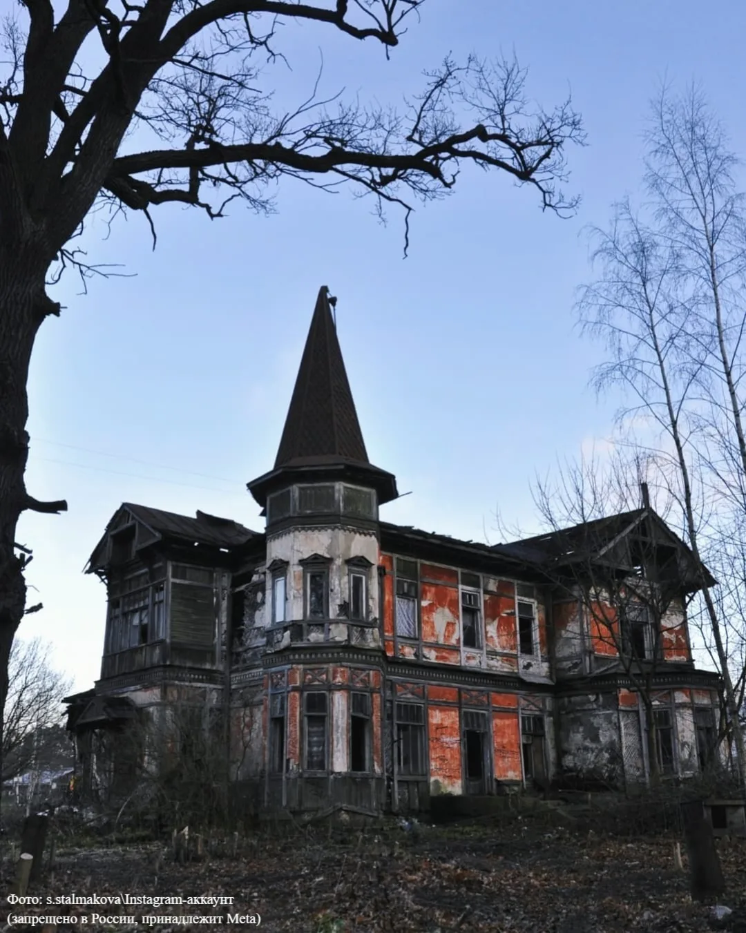 🧙‍♀️ Дом со «шляпой» волшебника — дача Ташейт

Старинный дом с башенкой прямо у дороги. Летом он со