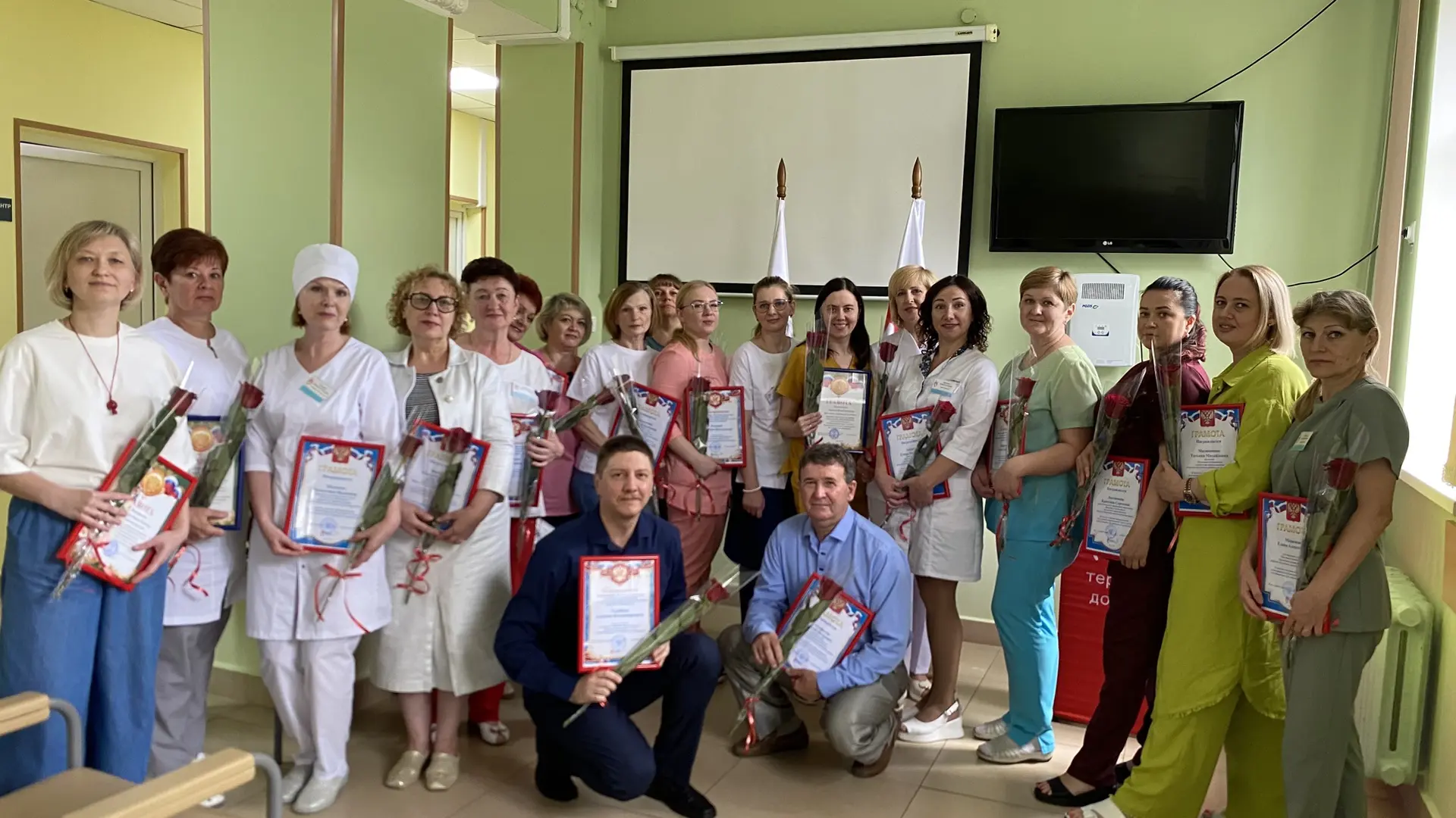 🚑Накануне профессионального праздника в Курском центре крови поздравили медицинских работников.

👉