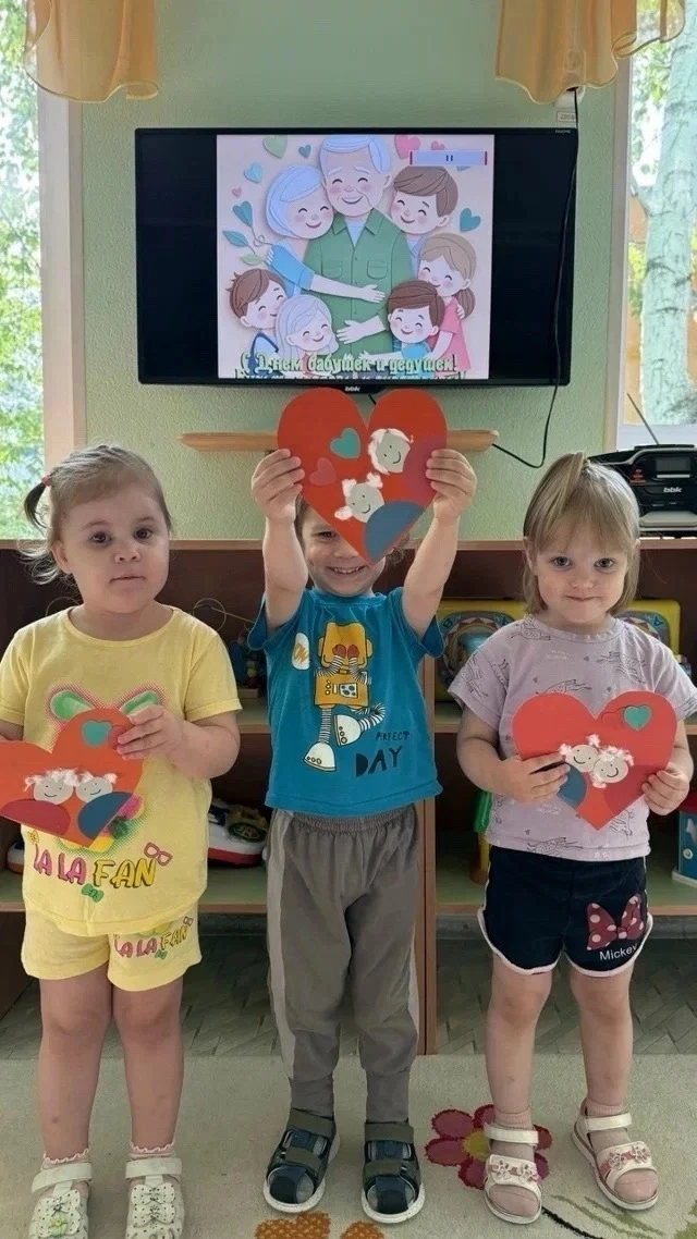 Кто сказал, что в яслях рано делать подарки? Мы сегодня доказали обратное!

💛В преддверии Дня бабуш