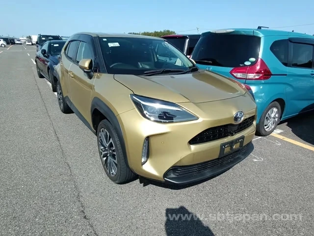 Золотой красавчик TOYOTA YARIS CROSS уже на ярде