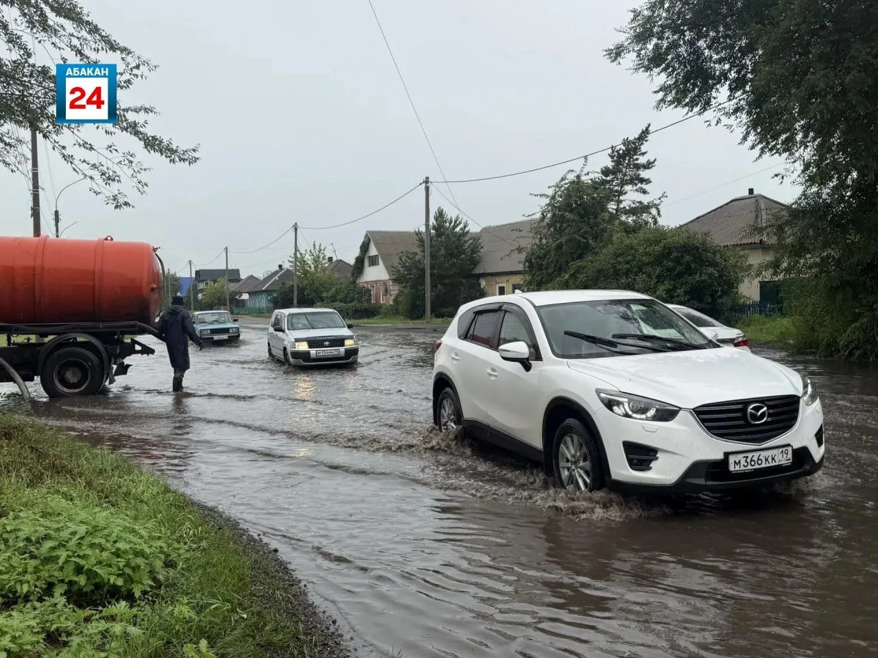 ⚡️Работа в круглосуточном режиме: больше 2,5 тысяч кубов воды с городских магистралей з...