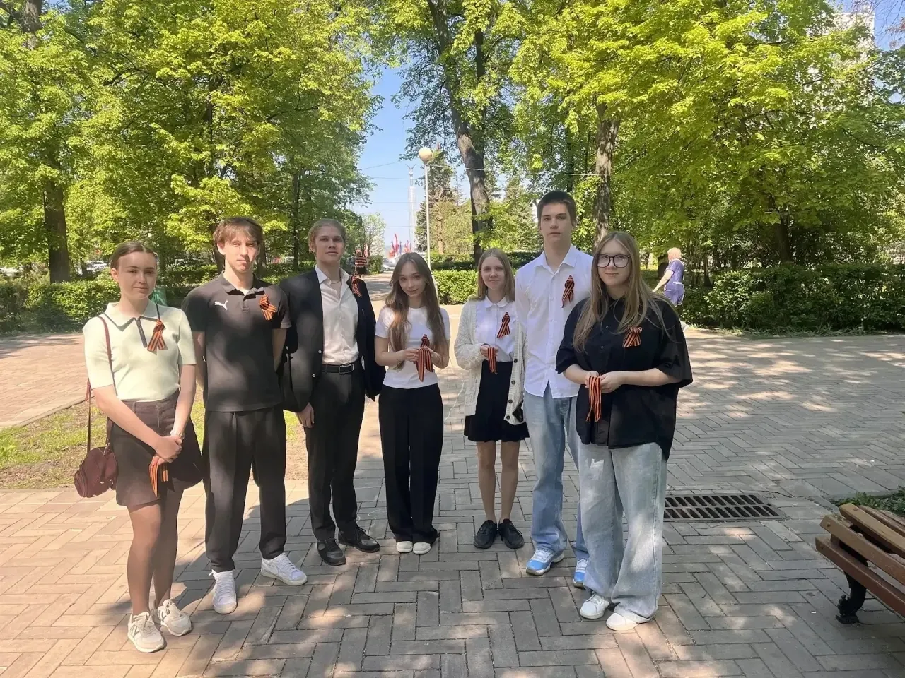 📣Сегодня учащиеся 11"Б" класса приняли участие в важной патриотической акции" Георгиев...