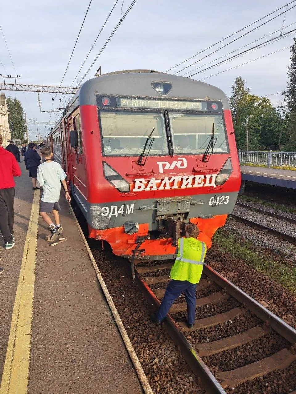 Электричка столкнулась с легковушкой на железнодорожном переезде