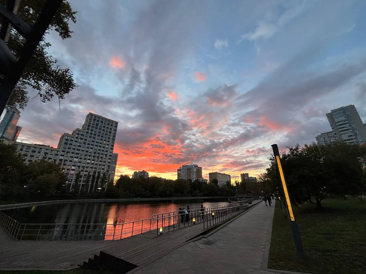 🌅 Ярко-оранжевый закат над Москвой.