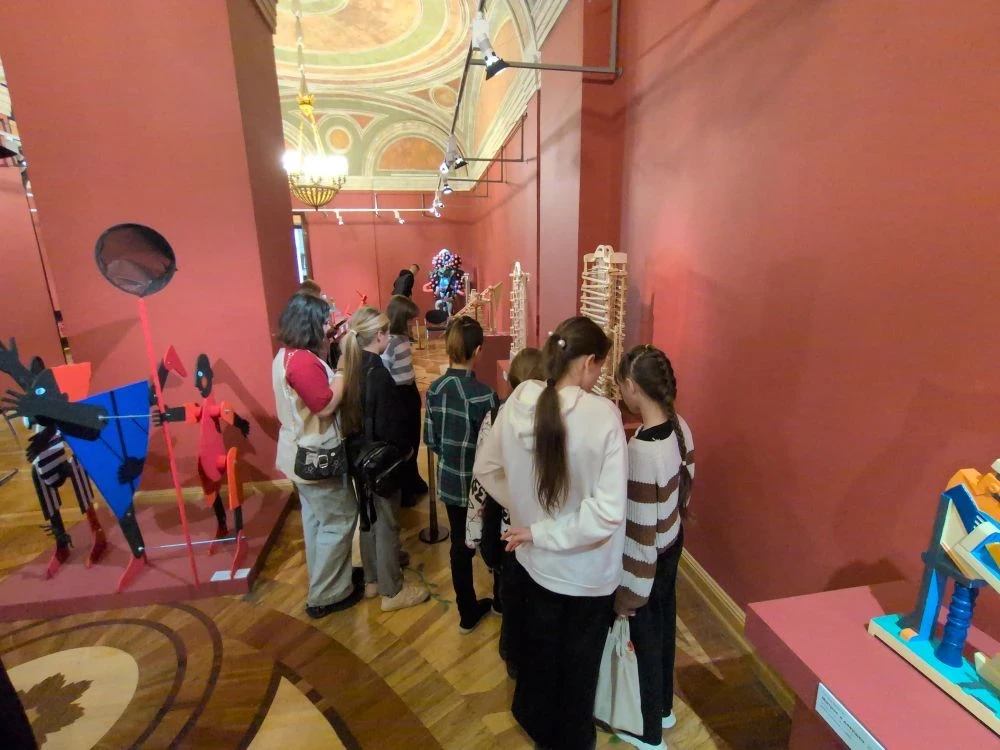 Взрослым вход разрешён: 5 «А» в Мраморном дворце! 🏛🖼  В конце марта ученики 5 «А» класса отправились