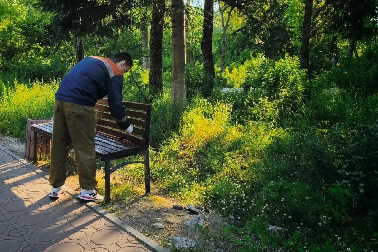 В Печоре подрядчик выполняет работы по техническому обслуживанию и ремонту детских игровых и спортив