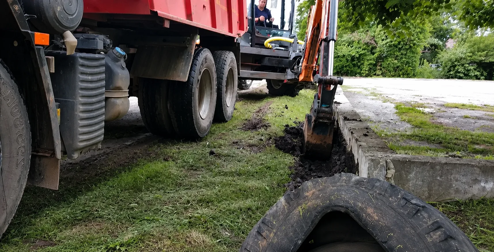 🌿 В Горячем Ключе продолжаются усиленные работы по покосу травы и расчистке ливневой системы.  Комму