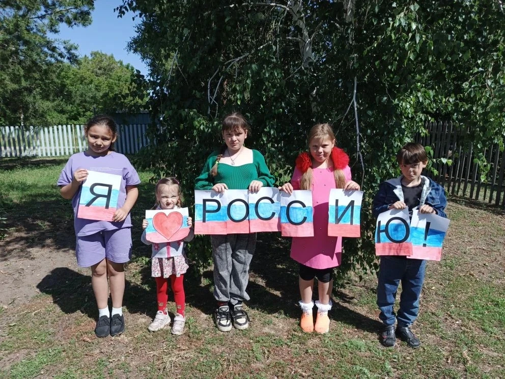 С Днём России, всей страной,
Гордость в сердце, флаг родной!
Мир, единство, свет, весна —
Наша Родин