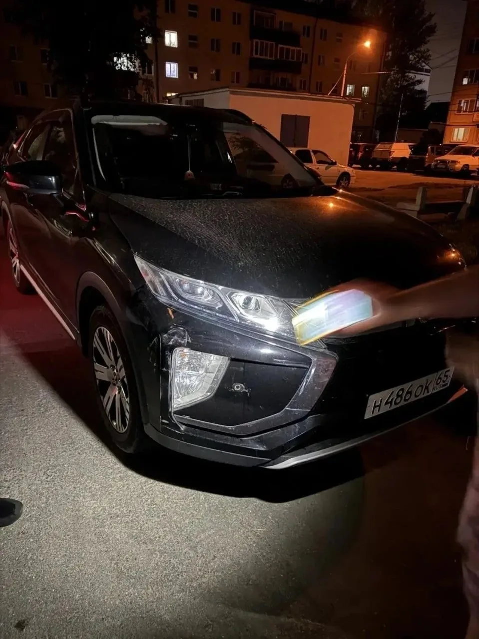 ❗Водитель на Subaru врезался в припаркованный автомобиль в Южно-Сахалинске и скрылся