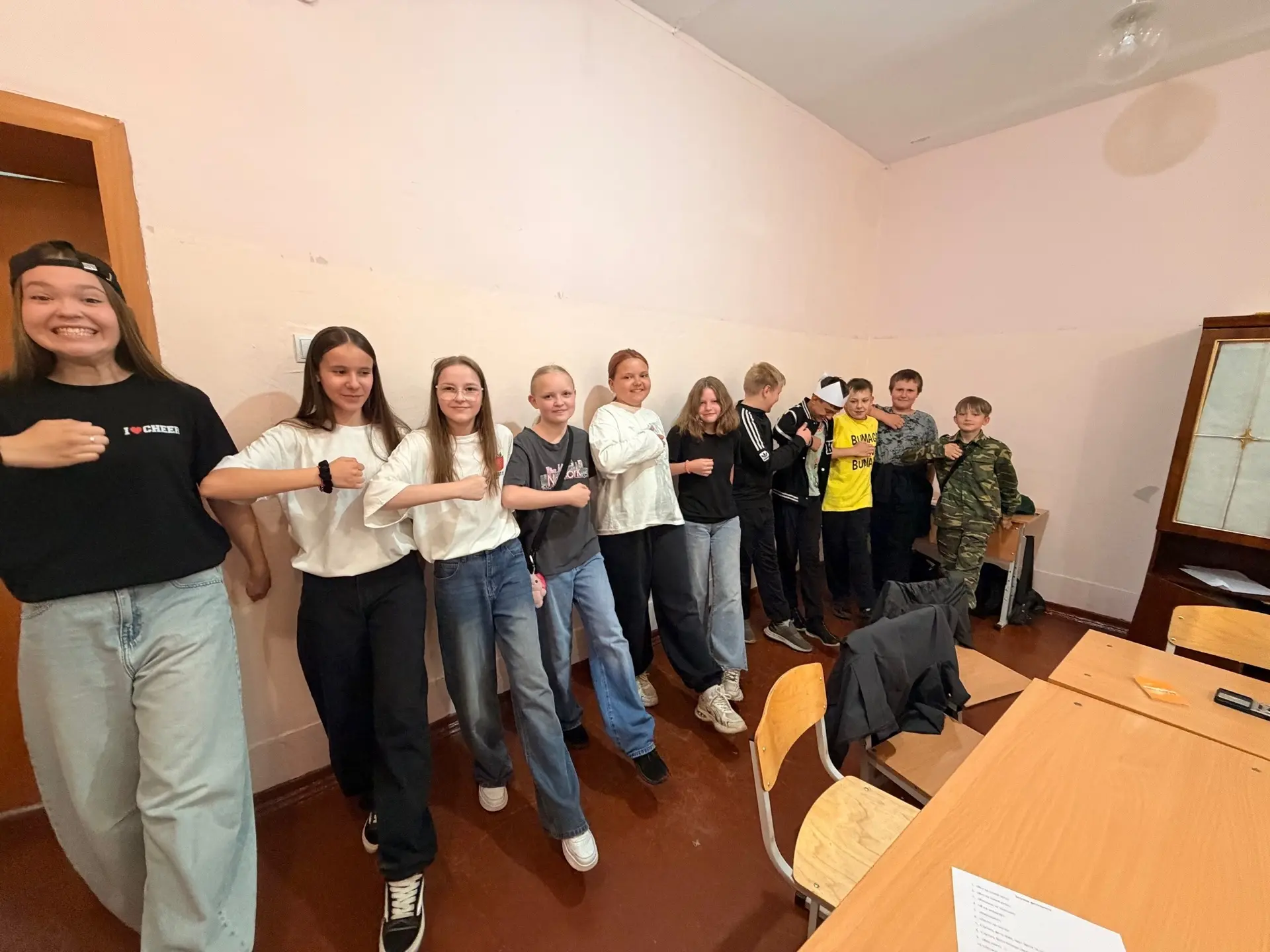 Фотокросс 5 отряд

Темы фотографий:
1. «Все на одной ноге» 
2. «Все на одной руке» 
3. «Команда на л