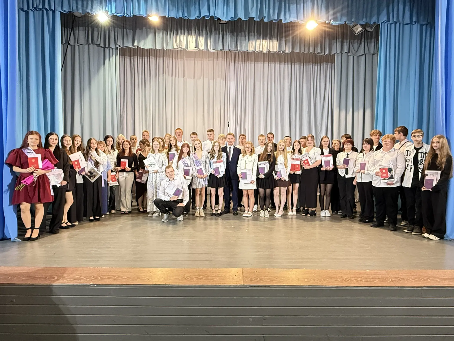 🎓 Сегодня в Доме культуры состоялось одно из самых трогательных событий этого лета — торжественное 
