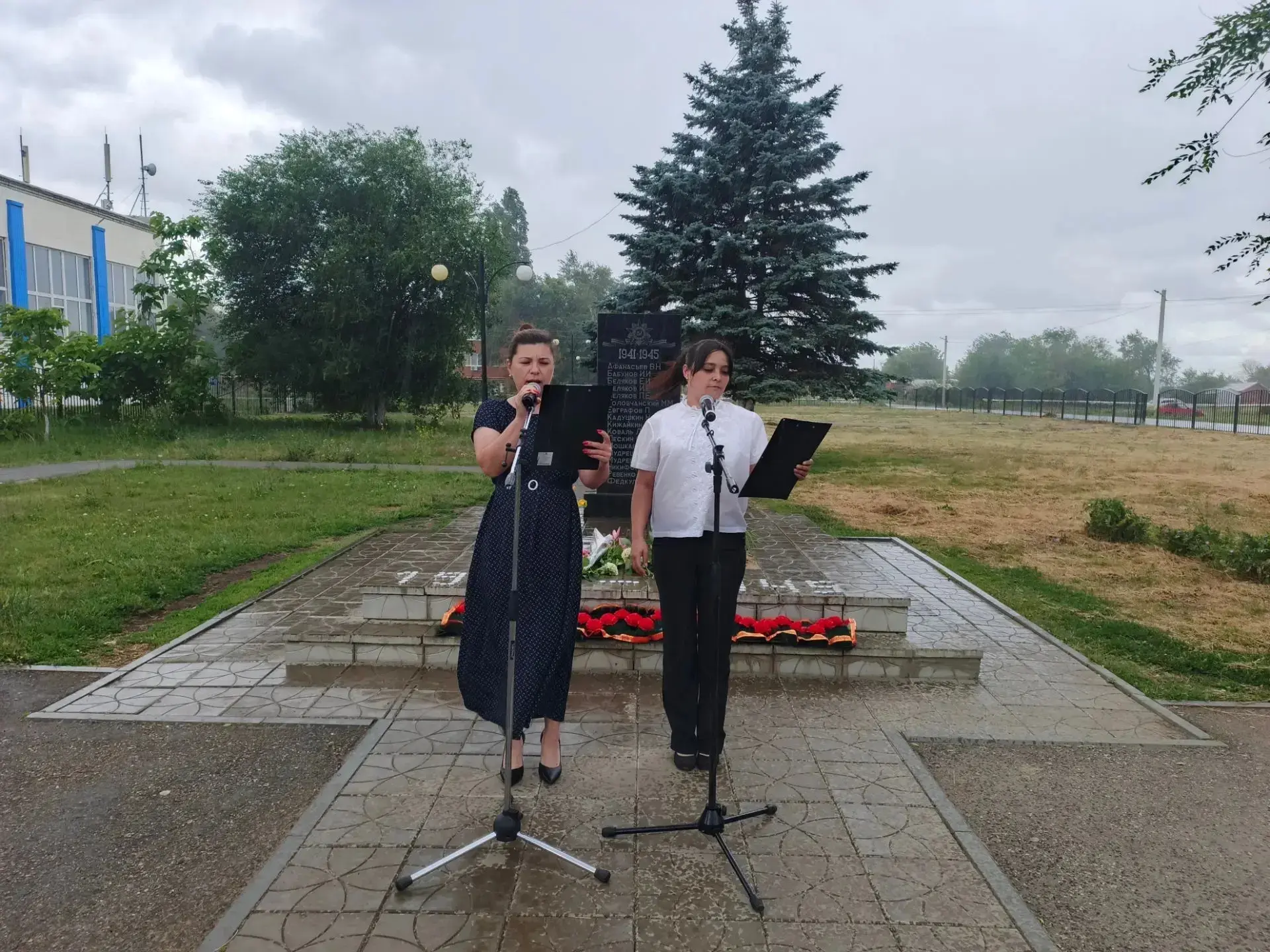 Сегодня 22 июня 2026 года, в 12:00ч. в сквере у памятника павшим воинам нашего посёлка, работниками 