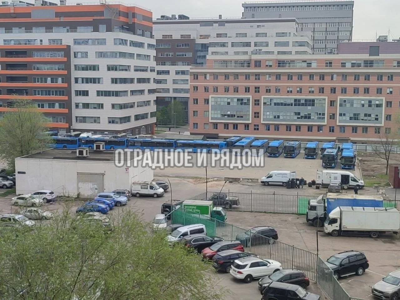 🗣От соседей: 

Во дворе Хачатуряна 12 к1 на месте новой парковки настоящий автобусный флешмоб ☺️
