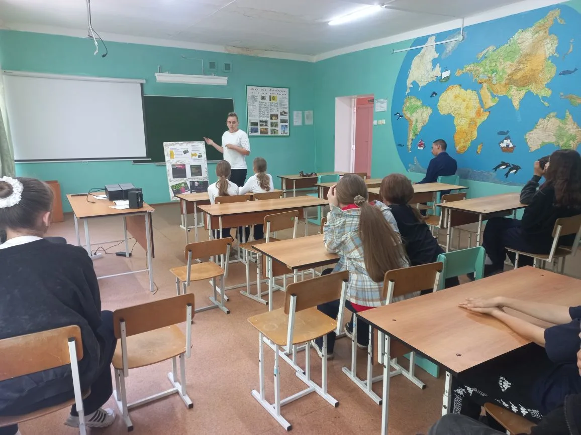 Работники Кучкинского ДЦ провели в школе интерактивную лекцию на тему «Пушкинская карта...