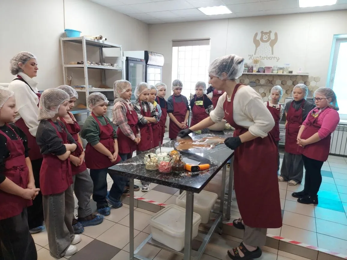 Ученики 2 „Г“ класса открыли тайны шоколада 🍫🎉🗓️  Со своим классным руководителем- Ириной Борисовной