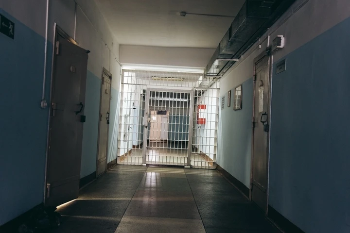 Осуждённый хотел получить телефон и попытался подкупить сотрудника колонии