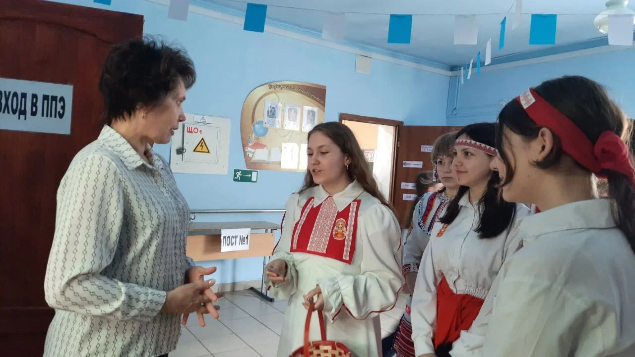 🇷🇺8 «Б» открывает Неделю чувашской культуры🇷🇺  Сегодня учащиеся 8 «Б» класса стали настоящими предст