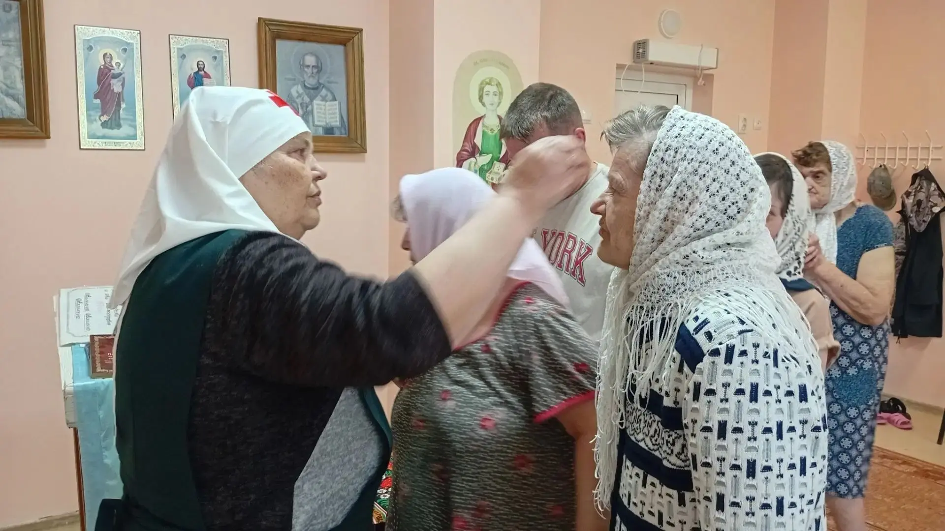 Церковь призвана быть местом гостеприимства и духовной поддержки.  Прихожане в храме, м...