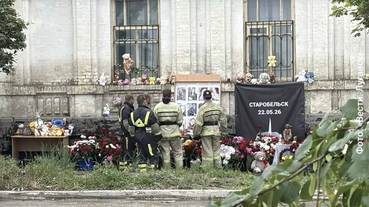 🕯В Старобельске на месте гибели студентов образовался стихийный мемориал. Люди несут цветы, свечи и 