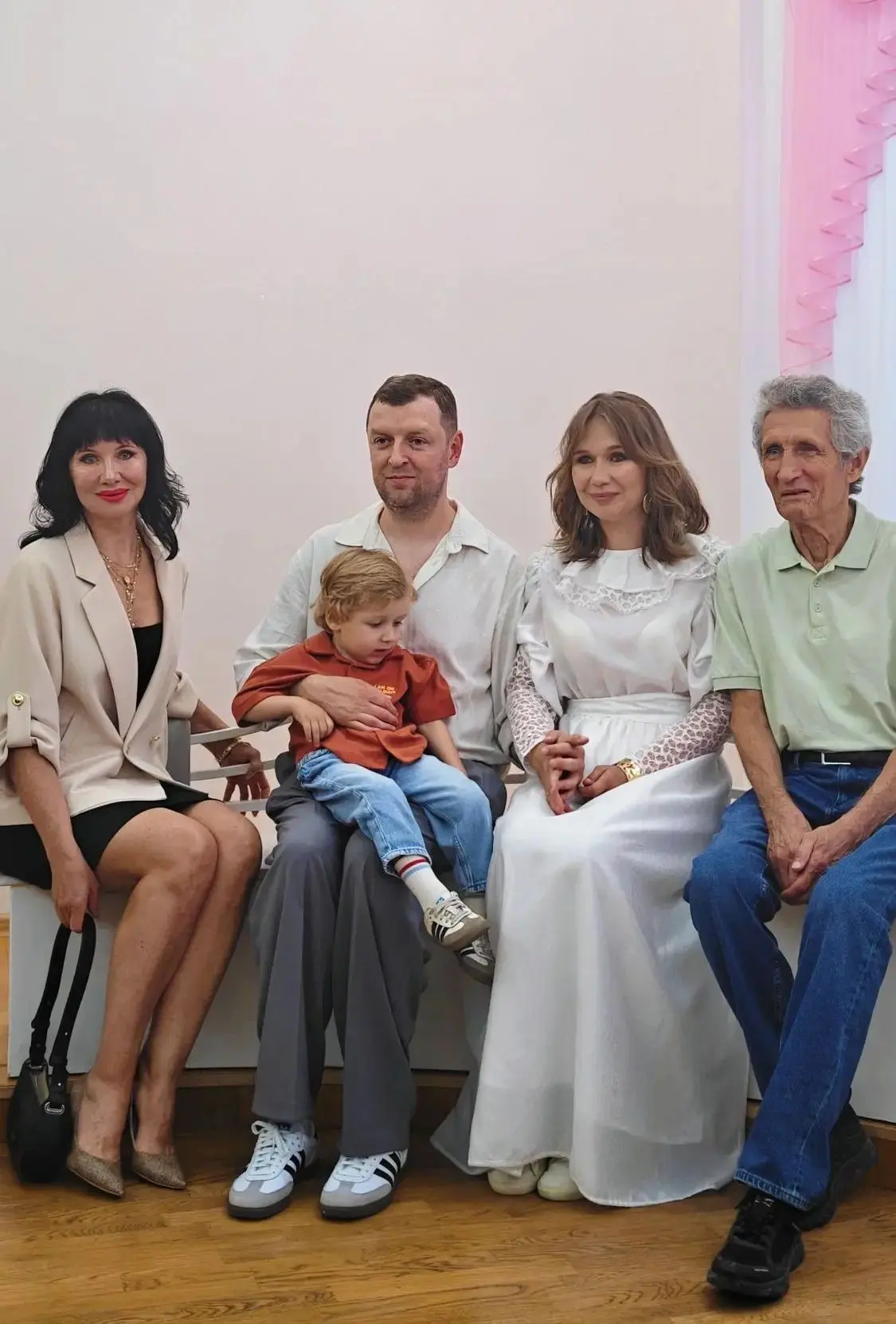В Отделе ЗАГС г. Таганрога состоялось чествование юбиляров оловянной (розовой) свадьбы!
 
Семья Осип