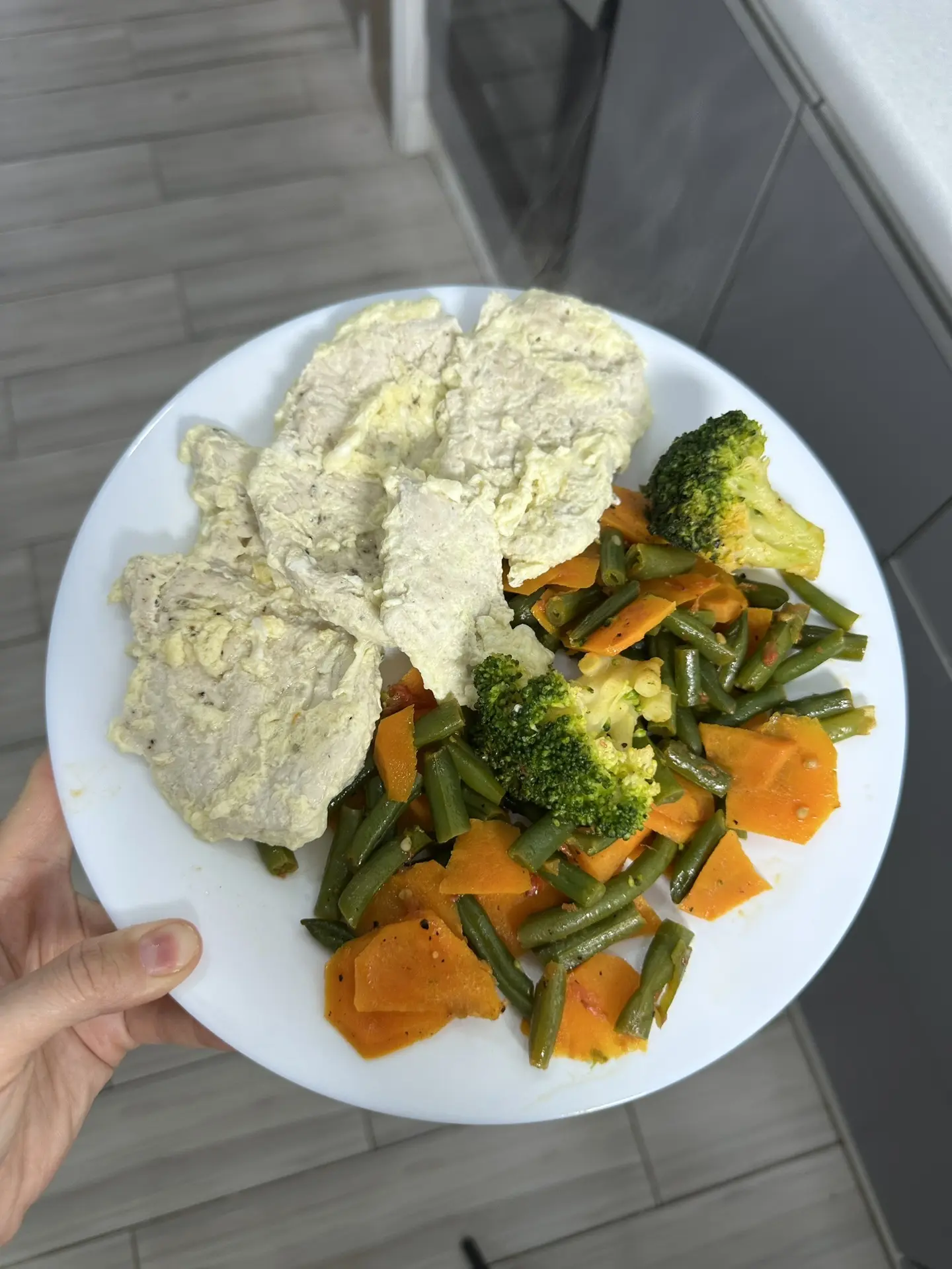 Обед : овощи на оливковом масле и отбивные в кляре из яйца на пару 🙌