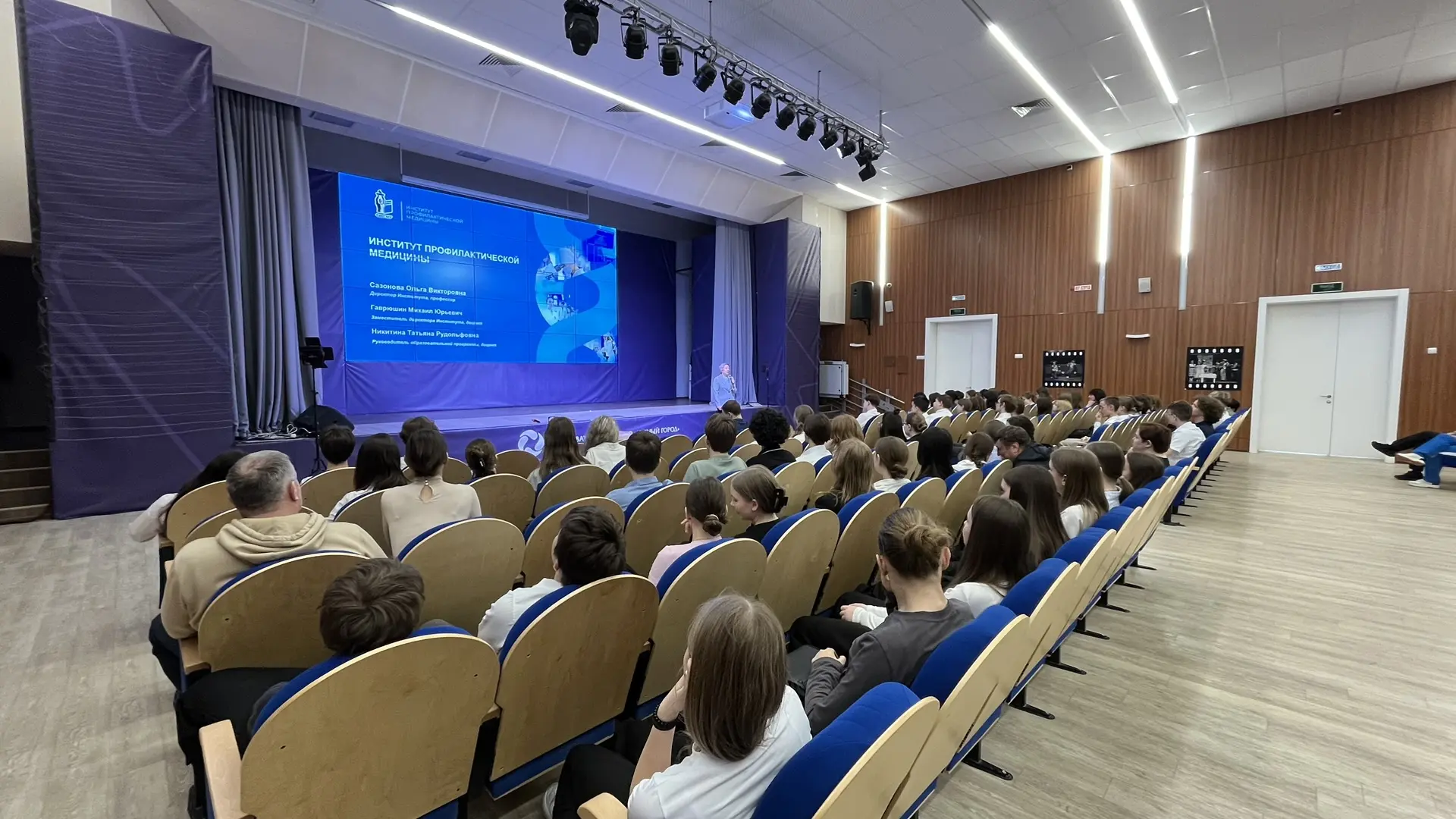 ✅ Сейчас учащиеся хим-био классов встречаются  с представителями СамГМУ  В актовом зале ЮГ1 идет  вс