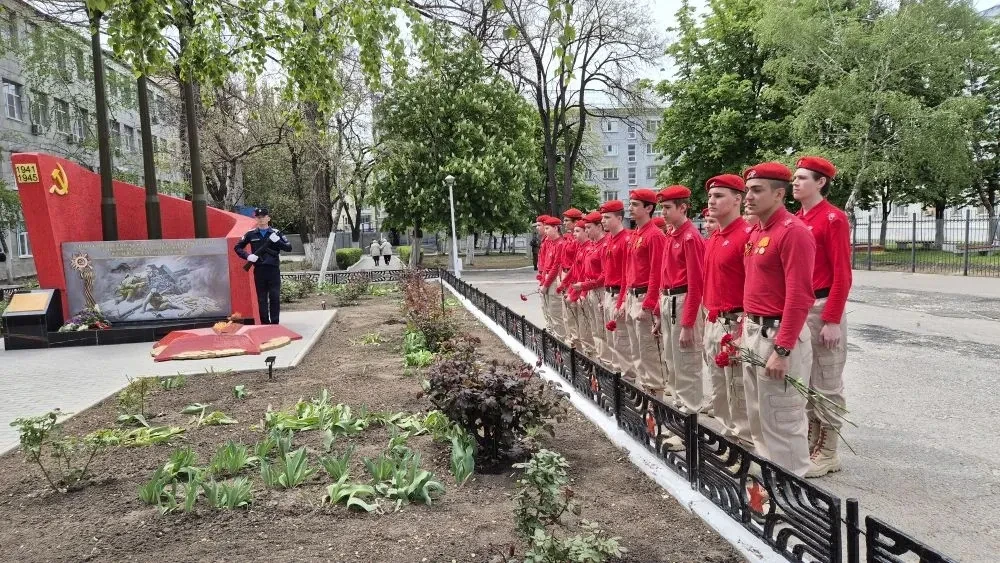 Юнармейцы «Беркута» на параде и возложении цветов Юнармейцы отряда «Беркут» МАОУ «Гимназия №34» стал