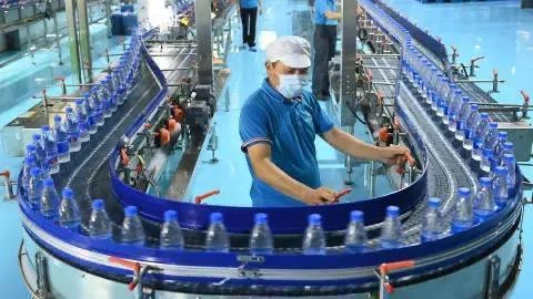 Каждую минуту в мире производится более 1 миллиона пластиковых бутылок.