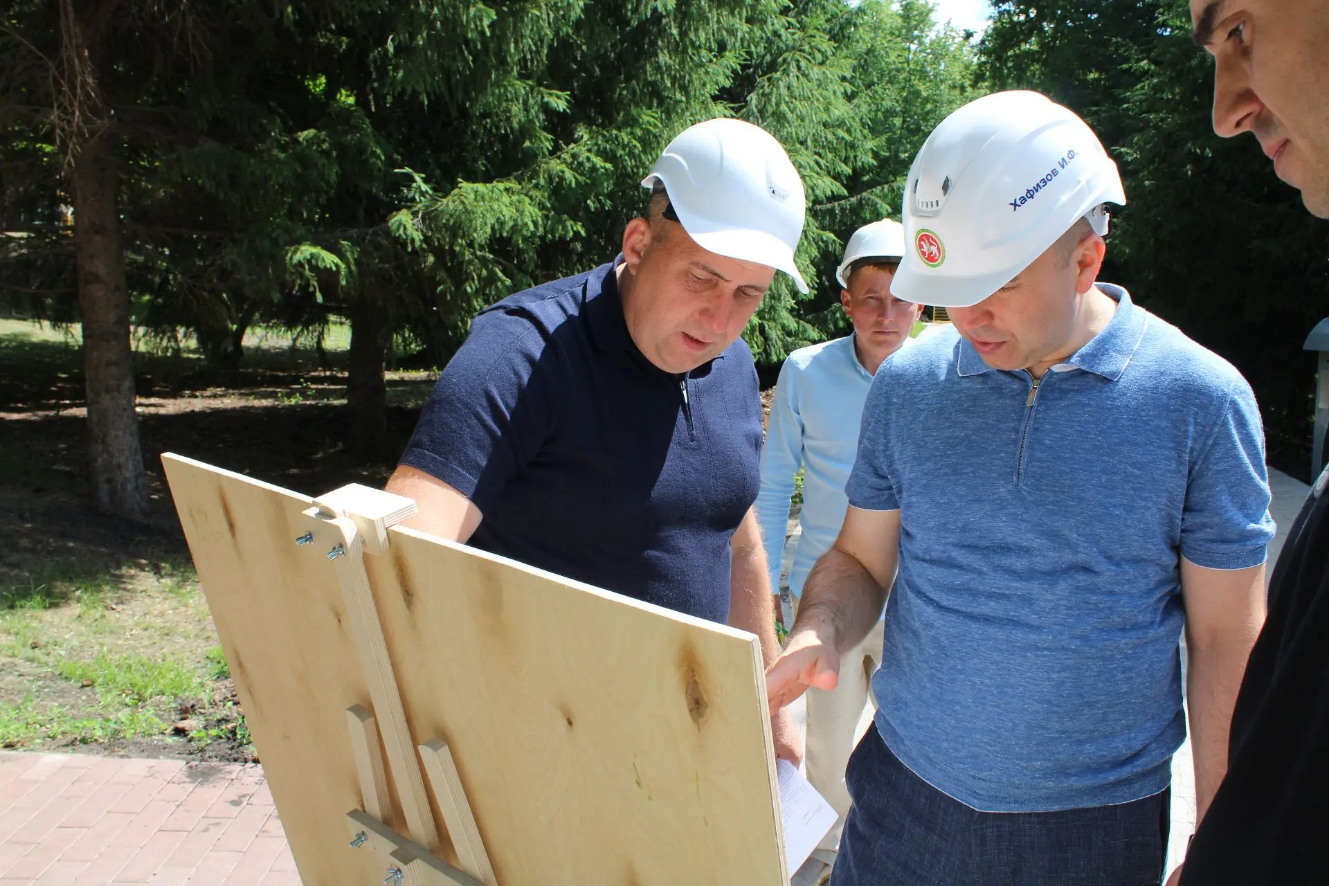 📍Директор ГИСУ посетил строящиеся объекты в Алексеевском районе Татарстана

Ильнар Хафизов посетил 