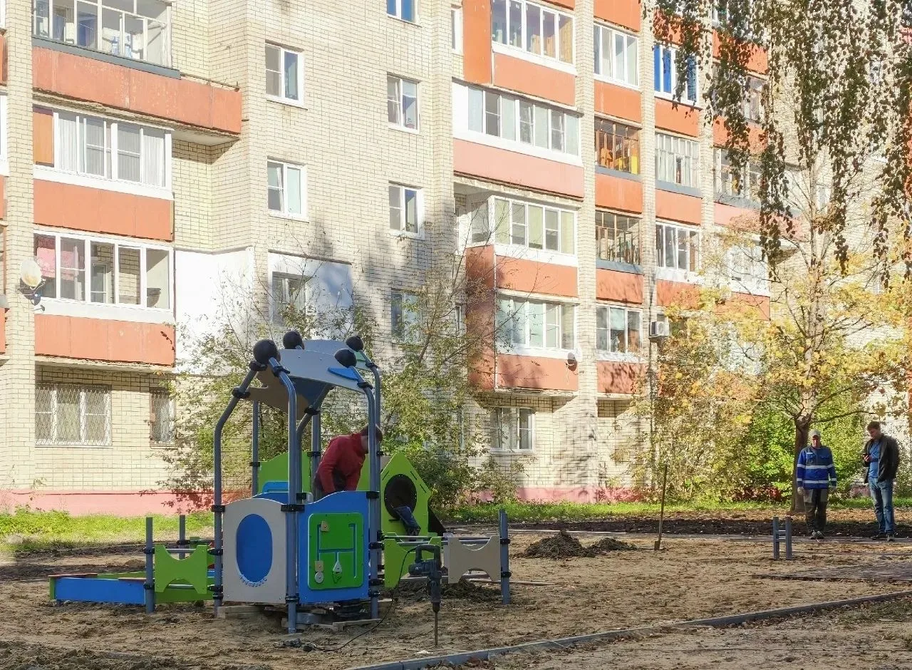 Двор на улице Силкина преображается в рамках проекта «Комфортный Саров»
