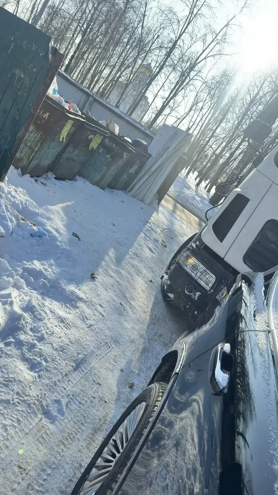 Убедительная просьба к автовладельцам: не перекрывайте проезд мусоровозам!
