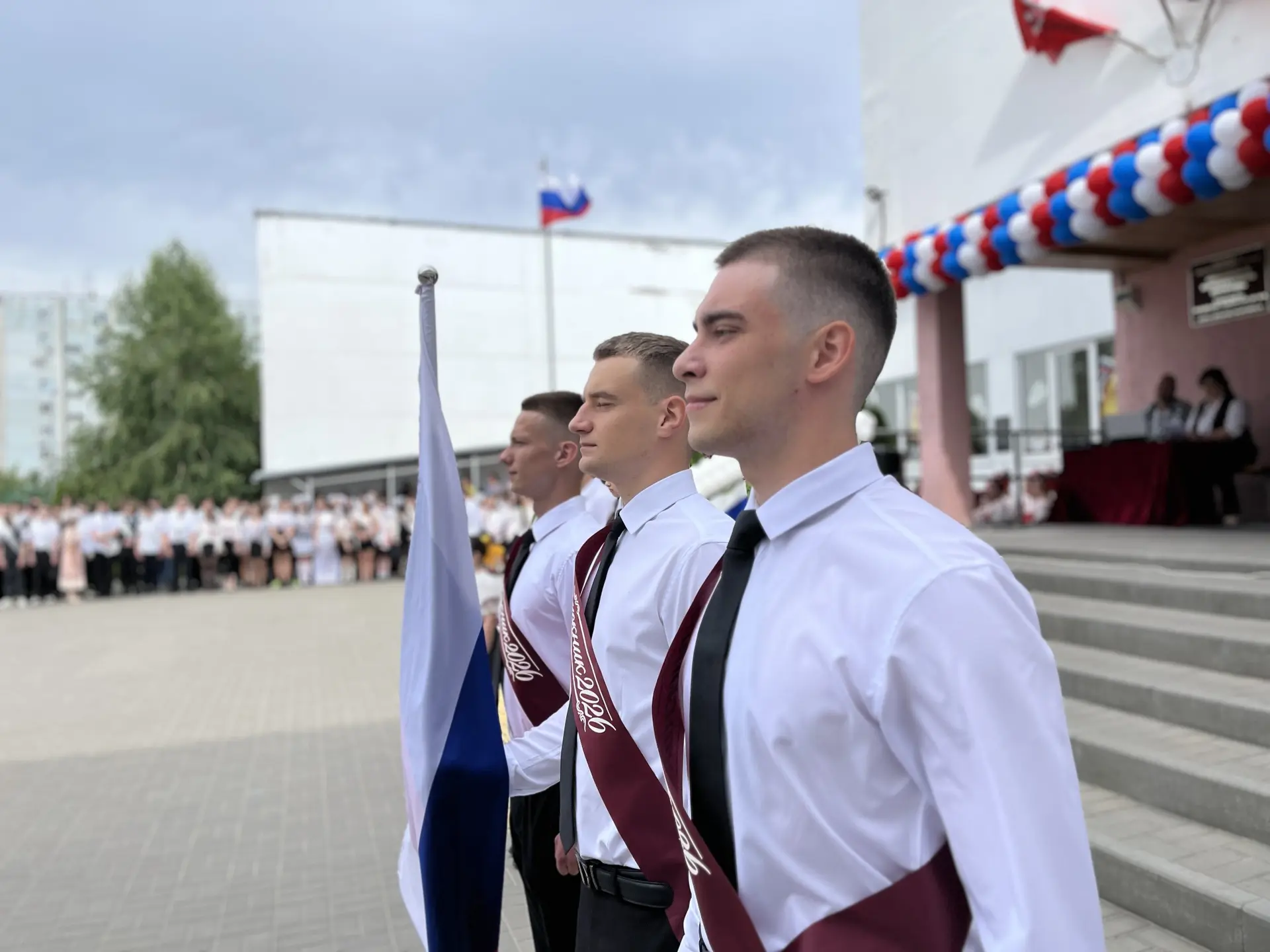 🔔 Вот и прозвенел последний звонок в гимназии № 10!  Сегодня — особенный день: наши выпускники попро