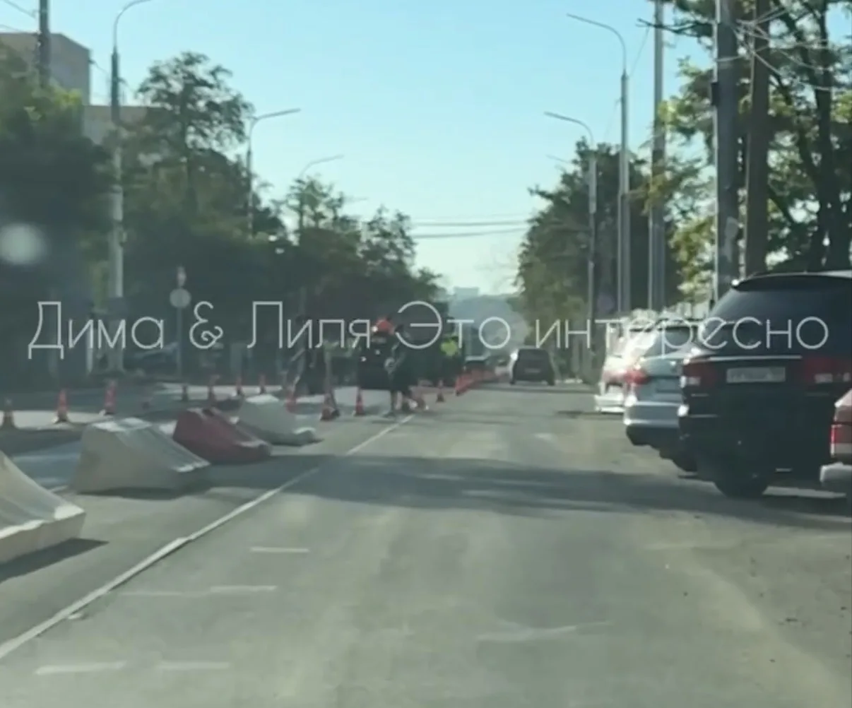По улице Мамина-Сибиряка работа кипит с самого раннего утра, не смотря на все трудности...