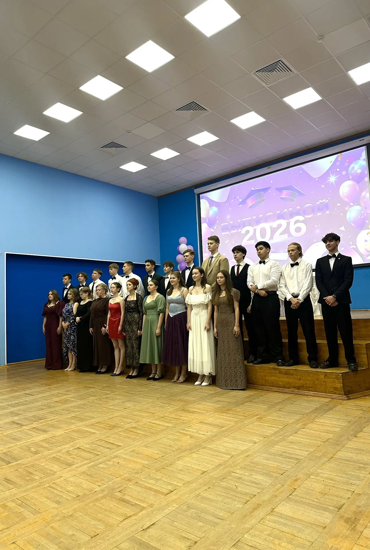 Дорогие выпускники! Сегодня особенный день — ваш выпускной! 🎓

Мы с гордостью смотрим на вас и хоти