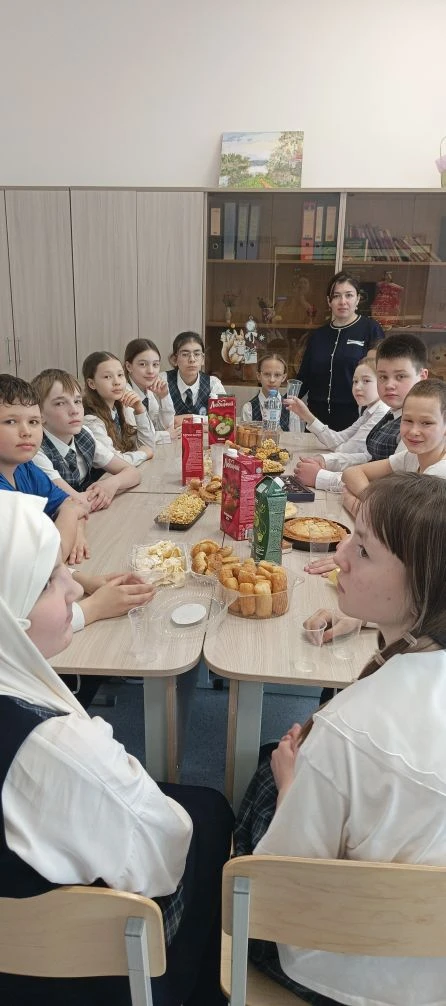 Сегодня в 5б классе провели  - чаепитие . Тема нашего чаепития "Национальные блюда татарского народа