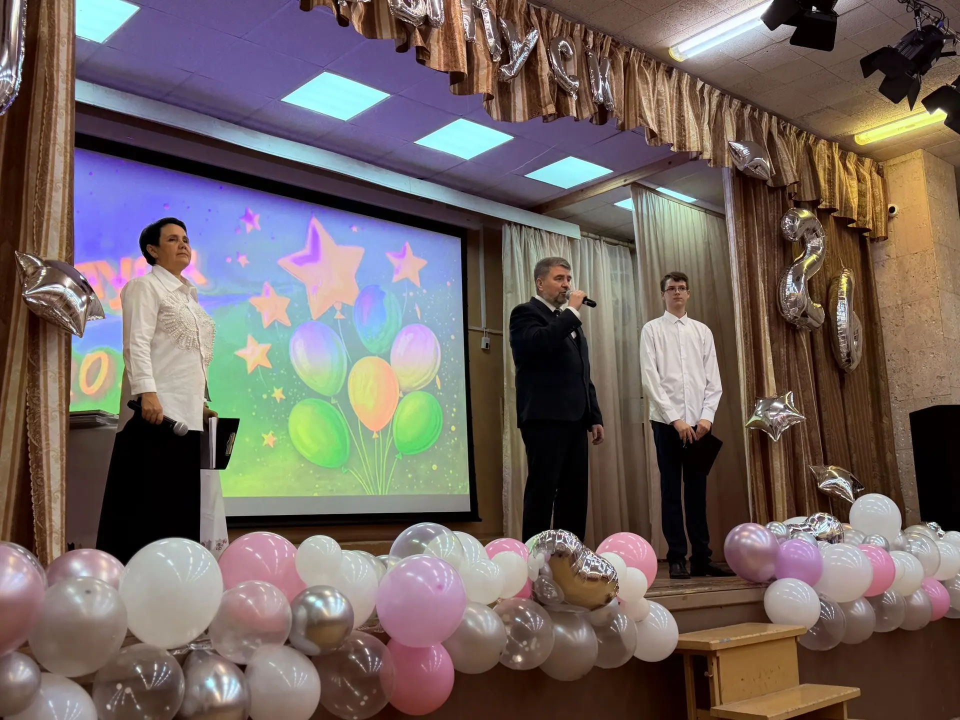 Вчерашний день навсегда останется в наших сердцах! 🎓✨

В нашей школе отгремел самый трогательный и 