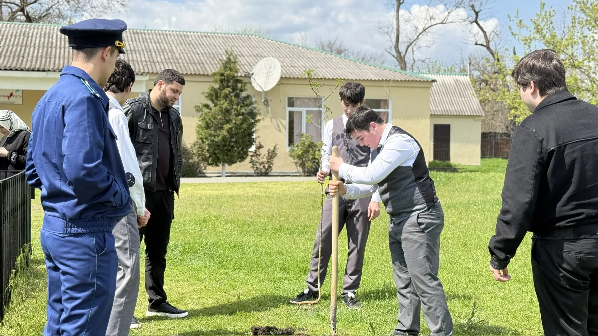 В нашей школе прошла экологическая акция по посадке деревьев 🌱